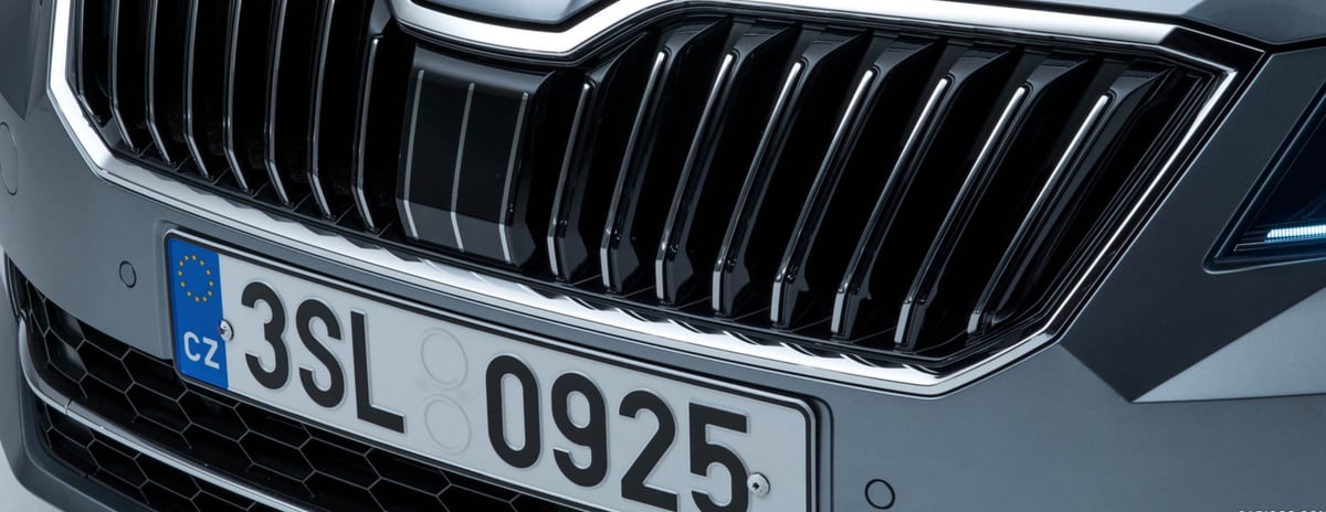 Partea frontală a unui automobil Skoda