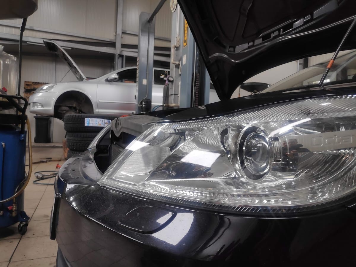 Automobile Skoda în zona de reparații BRAVO MOTORS
