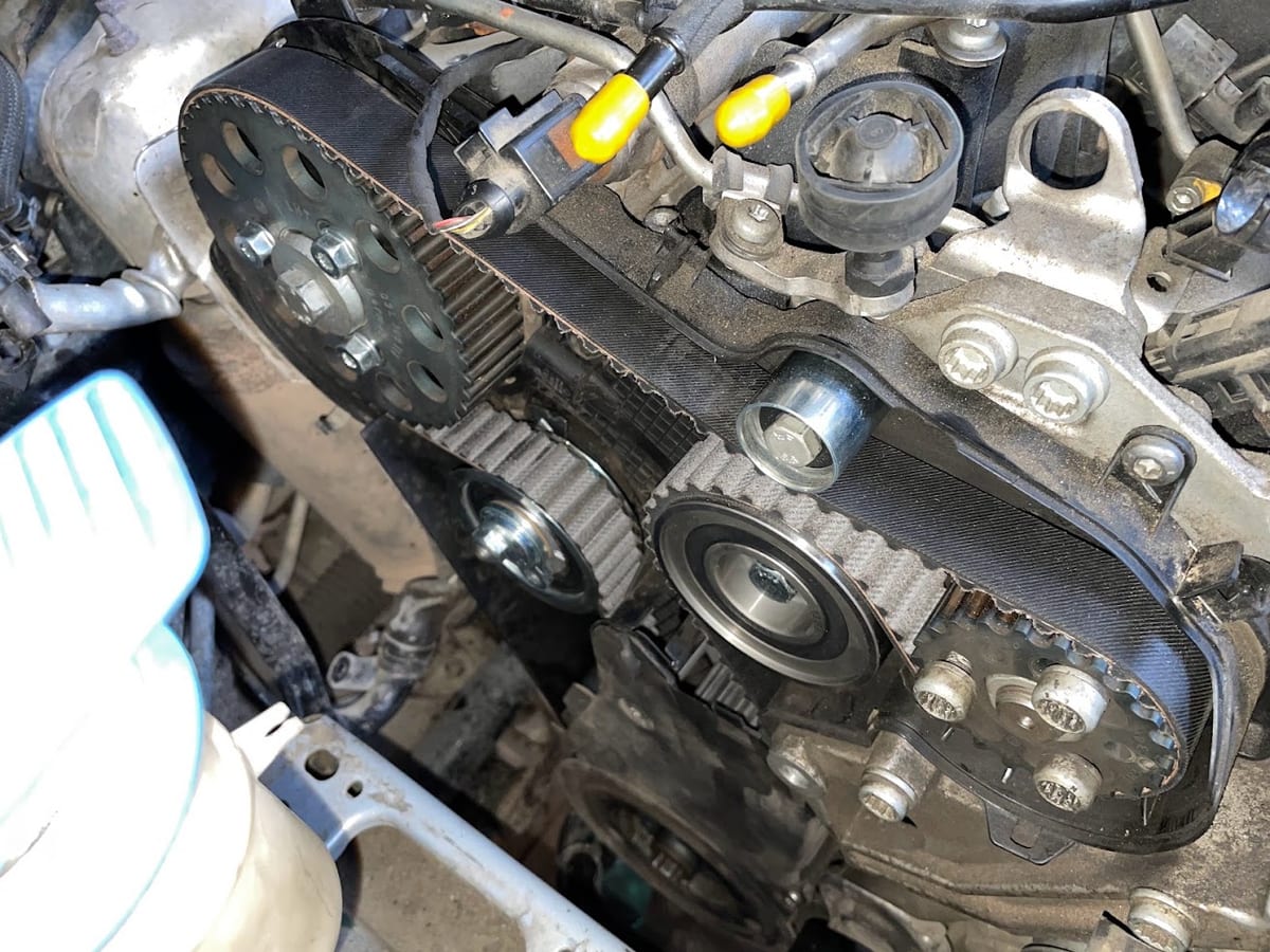 Mecanismul de distribuție deschis al unui motor Skoda
